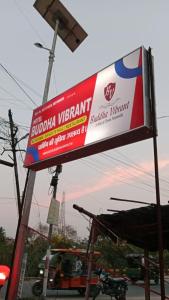 ein Schild für ein vietnamesisches Restaurant auf einer Straße in der Unterkunft Hotel Buddha Vibrant in Deoghar