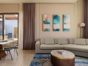 Χώρος καθιστικού στο Rixos Premium Qetaifan Island North