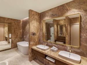 Ένα μπάνιο στο Rixos Premium Qetaifan Island North