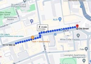 un mapa de una escuela primaria de cuello blanco con puntos azules en Old Street Apartments By Morethanstays en Londres