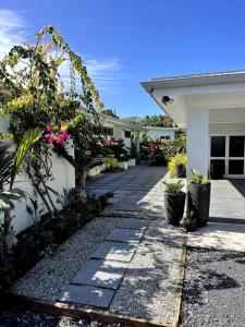 uma casa com um passadiço à sua frente em Avaiki Nui Villa em Avarua