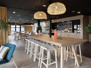Lounge nebo bar v ubytování ibis Douai Dechy