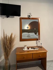 Televisyen dan/atau pusat hiburan di Papadatos Apts With Amazing View - 5mins from the beach