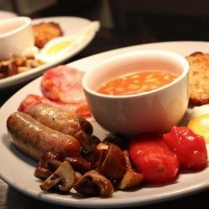 un plato de comida con un tazón de sopa en Tower Hotel, en Lincoln