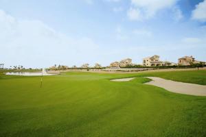 - Vistas a un campo de golf con campo verde en Luxury Apartment HDA Golf Resort - Los Olivos H 007, en Fuente Alamo