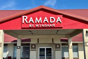 Un cartel de Ramada by Wyndham en la parte superior de un edificio. en Ramada by Wyndham Lumberton, en Lumberton