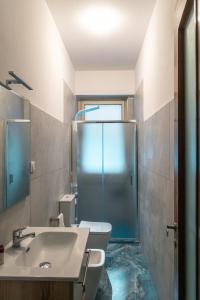 La salle de bains est pourvue d'un lavabo, de toilettes et d'une douche. dans l'établissement [Golfo Tigullio] Appartamento, à Rapallo