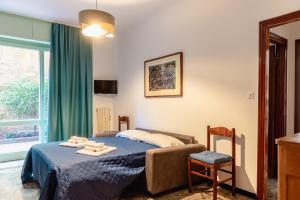 - une chambre avec un lit et une couverture bleue dans l'établissement [Golfo Tigullio] Appartamento, à Rapallo