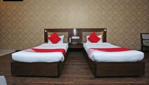 Un pat sau paturi într-o cameră la Mansion Hotel
