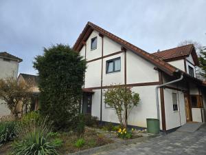 une maison blanche avec un toit marron dans l'établissement Ferienwohnung Casa Karin, à Bodman-Ludwigshafen