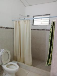 y baño con cortina de ducha y aseo. en Coronado coronado, en Playa Coronado