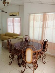 sala de estar con mesa, sillas y cama en Coronado coronado, en Playa Coronado