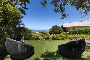duas esculturas de metal sentadas na relva num quintal em Villa Iside Luxury Stay em Conversano