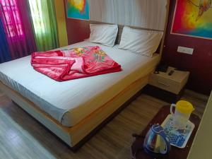 sypialnia z łóżkiem z czerwonym kocem w obiekcie MR staye w mieście Utakamand
