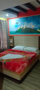 - une chambre avec un lit orné d'une peinture murale dans l'établissement MR staye, à Ooty