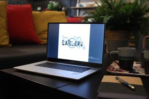 L'Atelier 57 - Votre meublé authentique !的电视和/或娱乐中心