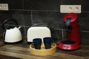L'Atelier 57 - Votre meublé authentique !的咖啡和沏茶工具