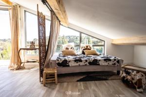 - une chambre avec un lit et une grande fenêtre dans l'établissement Chambre d'hôtes de luxe, Toulon Mourillon, 4 belles chambres, Piscine, à Toulon