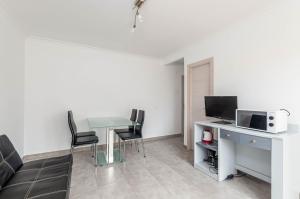 Televízia a/alebo spoločenská miestnosť v ubytovaní Acapulco Apartments