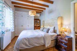 A bed or beds in a room at Finca Santa Maria Near Palma Még 27 kép