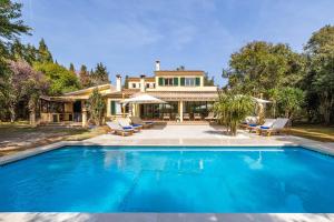 The swimming pool at or close to Finca Santa Maria Near Palma