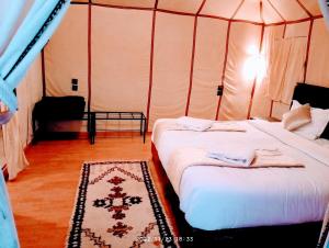 Postel nebo postele na pokoji v ubytování Merzouga Wildlife Desert Camp