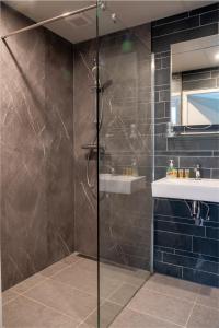 een badkamer met een douche en een wastafel bij Hotel Kap City Centre in Amsterdam