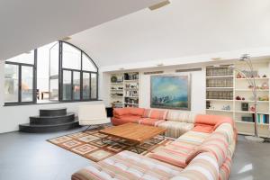 sala de estar con sofá y mesa en Old City Luxury Duplex with Rooftop by FeelHome en Jerusalén