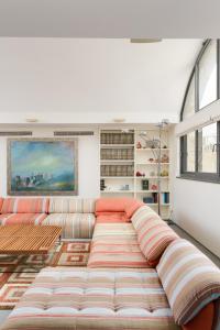 un soggiorno con divano e tavolo di Old City Luxury Duplex with Rooftop by FeelHome a Gerusalemme
