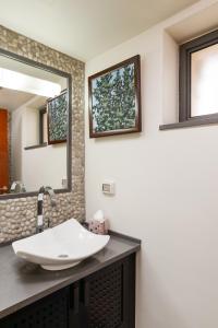 bagno con lavandino e specchio di Old City Luxury Duplex with Rooftop by FeelHome a Gerusalemme
