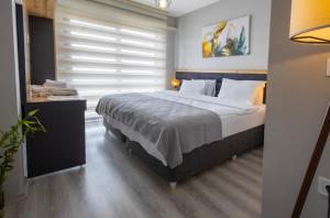 Un pat sau paturi într-o cameră la ZAL SUİTE
