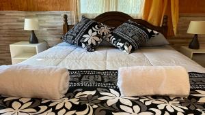 Säng eller sängar i ett rum på Cabañas Mahatua