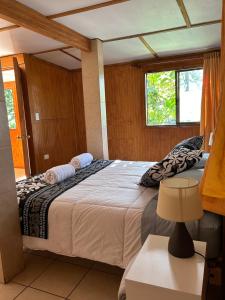 Un dormitorio con una cama grande en una habitación. en Cabañas Mahatua, en Hanga Roa 33 fotos más