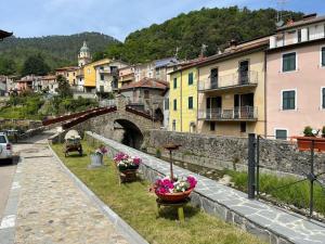 Una ciudad con un ramo de flores en una cesta en Antica Porta delle Cinque Terre, en Pignone