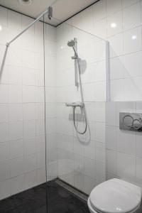 La salle de bains est pourvue d'une douche et de toilettes. dans l'établissement Hotel Kap City Centre, à Amsterdam