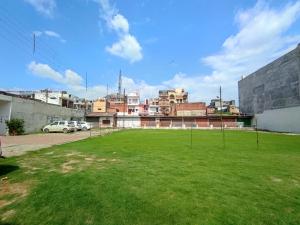 ein Fußballfeld in einer Stadt mit Gebäuden in der Unterkunft LD Guest House in Ayodhya