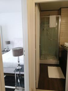 bagno con porta a vetri che conduce a una camera da letto di Annecy Dream Appart ad Annecy