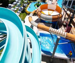 Sapanca Aqua Wellness Spa Hotel في صبنجة: اطلالة جوية على زحليقة مائية في حديقة مائية