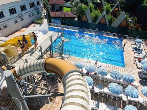 Sapanca Aqua Wellness Spa Hotel في صبنجة: زحليقة مائية في منتجع مع مسبح