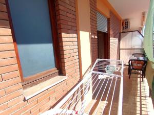 un balcone con ringhiera in metallo su una casa di GioEl house a San Benedetto del Tronto