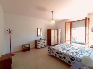 una camera da letto con un letto, un comò e una finestra di GioEl house a San Benedetto del Tronto