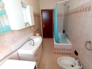 un bagno con lavandino, WC e doccia di GioEl house a San Benedetto del Tronto Altre 9 foto