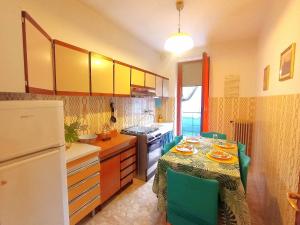 una cucina con un tavolo con sopra dei piatti di GioEl house a San Benedetto del Tronto