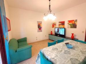 un soggiorno con tavolo, sedie e televisione di GioEl house a San Benedetto del Tronto
