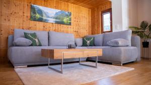 un soggiorno con divano e tavolo di Eva Apartments - Patscherkofel a Innsbruck