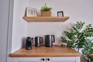 un mostrador de madera con dos tazas de café. en Warm & Friendly Apartment II., en Budapest
