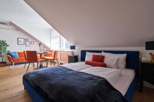 ブダペストにあるWarm & Friendly Apartment II.のベッドルーム1室(大型ベッド1台付)、ダイニングルームが備わります。
