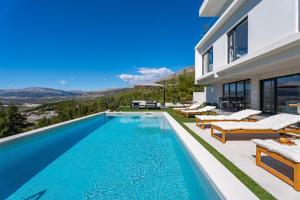 Cette villa dispose d'une piscine avec vue. dans l'établissement New! Villa Sunset Split overviewing Split and Podstrana bay, à Strožanac