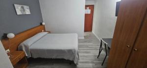 Postel nebo postele na pokoji v ubytování Pensión España 2 Estrellas Cehegin