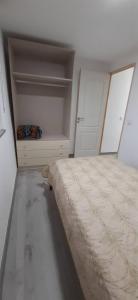 a bedroom with a bed and a closet at Casa da Catraia - Remodelação recente nos quartos in Póvoa de Midões